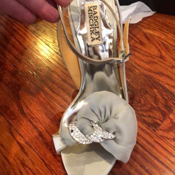 BADGLEY MISCHKA SILVER SATIN SANDAL NWT SZ 7 - Picture 4 of 7